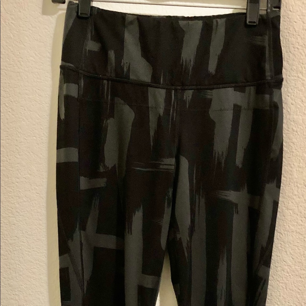 Lucy Activewear Leggings. Size M Regular. Fun print in black and gray.